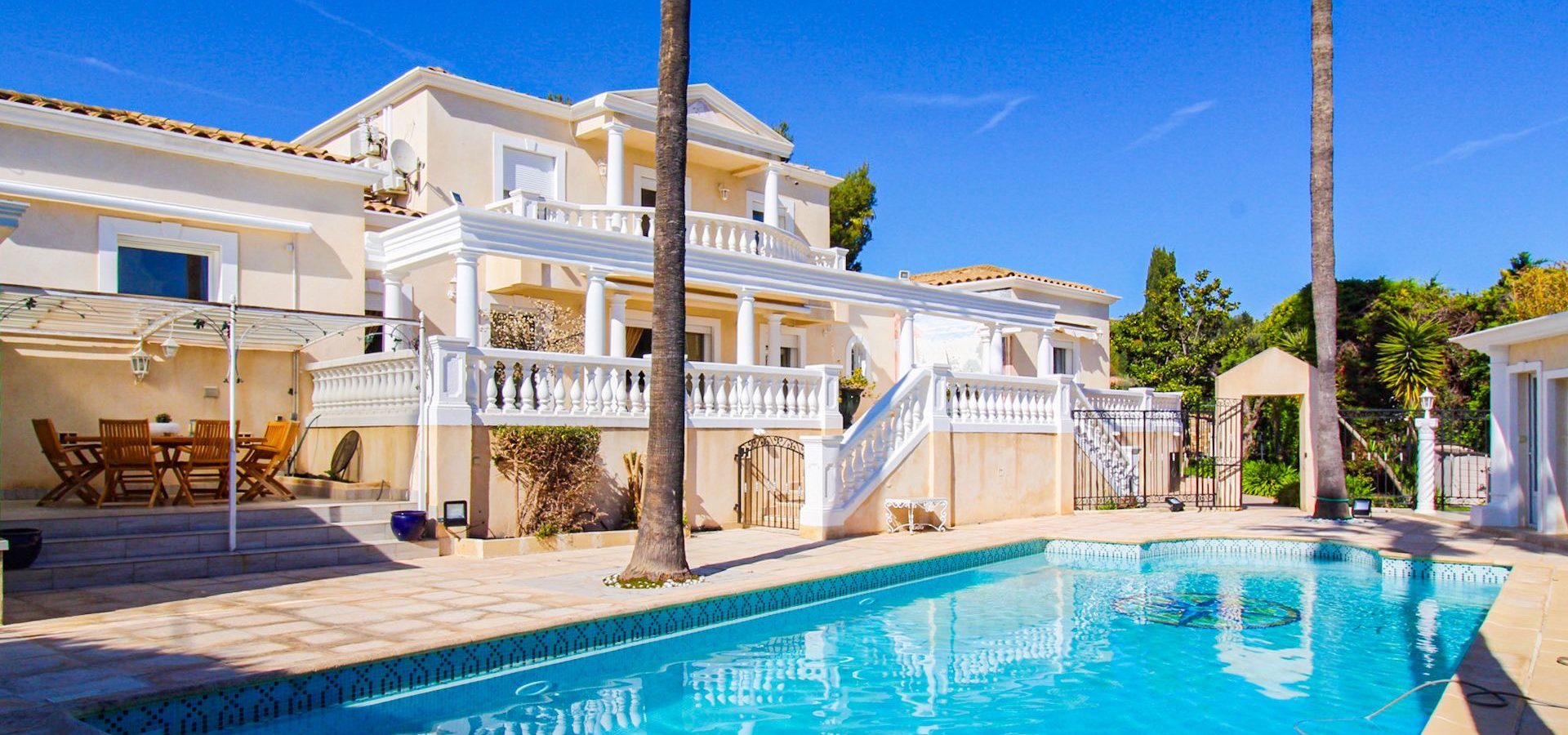 Villa de prestige aux prestations exceptionnelles   250 m2 h