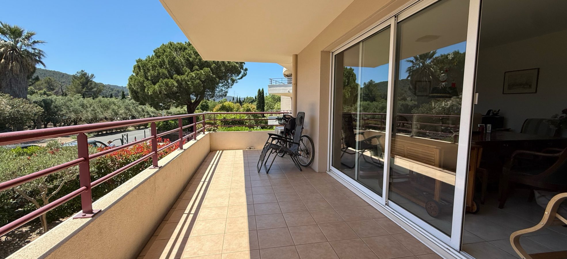 T4 lumineux avec une grande terrasse et garage HYÉRES