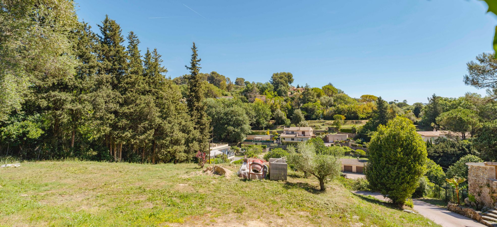 Terrain constructible de 1 156 m2 à MOUGINS