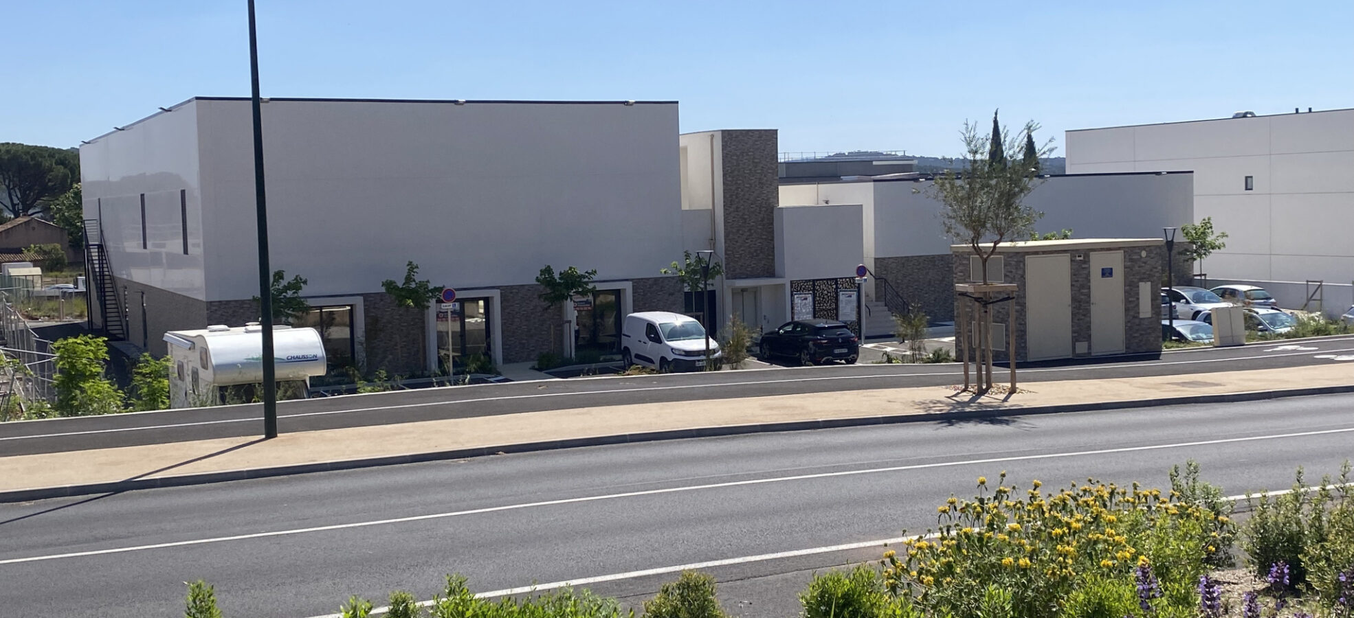 Cuers : Murs commerciaux avec terrasse et parking